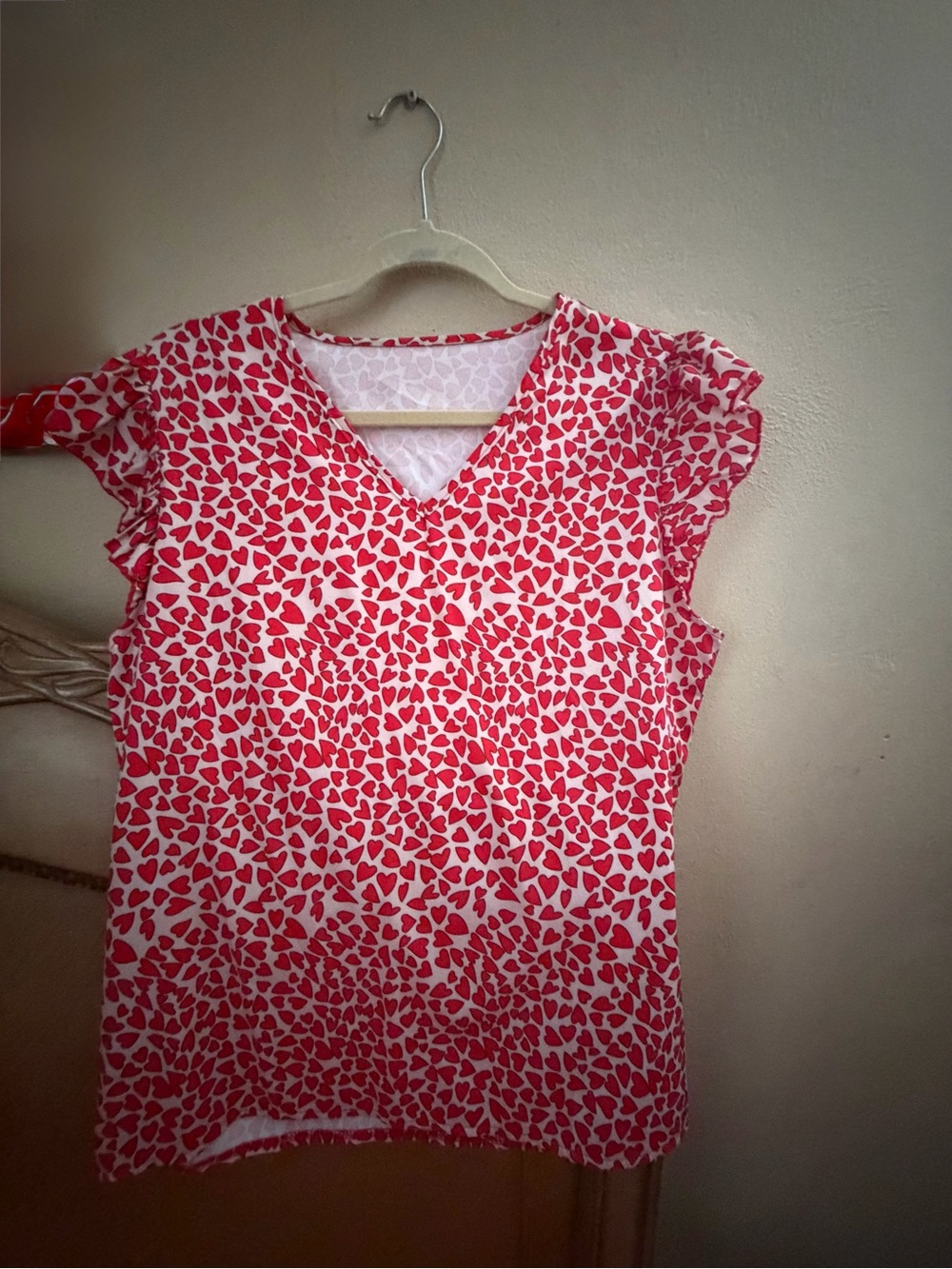 San Valentín : Heart Print V-Neck Ruffle Sleeve Top in White & Red